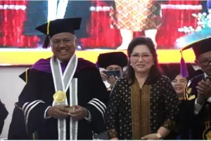 Sejarah Mencatat Gubernur Sulut Prof Dr Olly Dondokambey SE Penerima Pertama Gelar Doktor Honoris Causa dari Unsrat