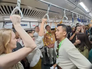 Jajal MRT Jakarta, Dubes Eropa Desak-desakan dengan Penumpang