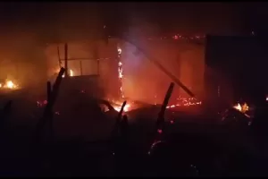 Bengkel Kebakaran di Kembangan, 2 Mobil dan 1 Sepeda Motor Ludes