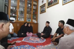 Melayat ke Rumah Ketua F-PDIP DPRD DKI, Ganjar: Mas Gembong Kader Militan, Sederhana, dan Merakyat