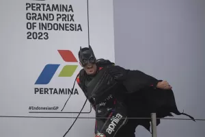 Terungkap, Alasan Maverick Vinales Cosplay Jadi Batman di Sirkuit Mandalika