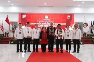 Momen HT Bersama Petinggi Partai Perindo Foto Bersama Ganjar-Mahfud di Kantor KPU