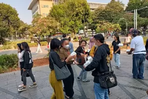 Pengunjung Kota Tua Antusias Dapat Masker Gratis dari MNC Peduli