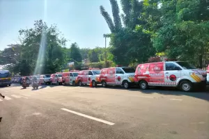 Rayakan HUT ke-55 Ganjar Pranowo, Relawan Bagikan 1.000 Kuntum Bunga dan 65 Ambulans ke Warga