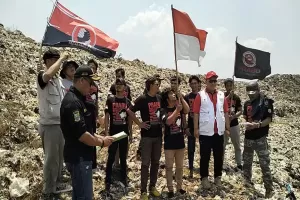 Aktivis Peduli Lingkungan Ikrar Sumpah Pemuda di Gunungan Sampah TPA Burangkeng Bekasi