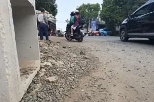 Pemotor Harus Waspada, Jalan Aria Putra Ciputat Banyak Kerikil