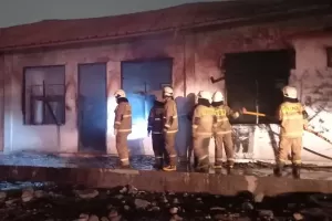 12 Mobil Damkar Padamkan Kebakaran Mes Karyawan di Cakung