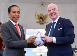 Hari Ini Jokowi Berikan Tanda Kehormatan Bintang Jasa ke Presiden FIFA