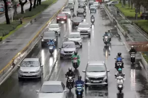 Tips Mengendarai Mobil Saat Hujan Agar Tidak Stres di Jalan