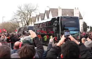 Suporter Liverpool yang Serang Bus Manchester United Dihukum Seumur Hidup