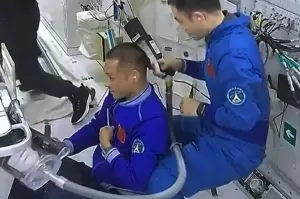 Astronot China Rekam Aktivitas Cukur Rambut di Stasiun Luar Angkasa Tiangong