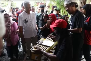 Ganjar Pranowo Dapat Kejutan dari Pengamen di Klaten, Dihadiahi Lagu Spesial