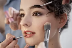 7 Make Up Ini Bikin Tampilan Tambah Kece Meski Kamu Pemula