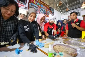 Kunjungi Banyumas, Siti Atikoh Bikin Kue Ndog Bledeg