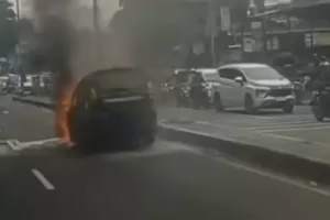 Taksi Online Terbakar di Jalan Raya Bogor Cibinong, Penumpang Selamat