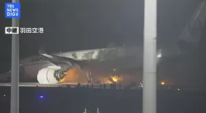 Pesawat Membawa 300 Penumpang Terbakar di Bandara Haneda