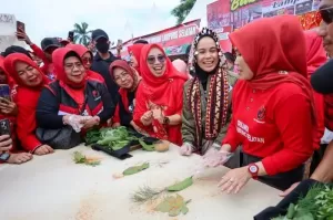 Siti Atikoh Berbagi Tips Dorong Daya Saing Produk Lokal ke Perajin Kain Tapis di Lampung
