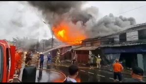 Kebakaran di Menteng Atas, Petugas Damkar Berjibaku Padamkan Api