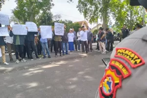 Massa NWDI Demo Polda NTB Minta Penghina TGB Zainul Majdi Ditangkap