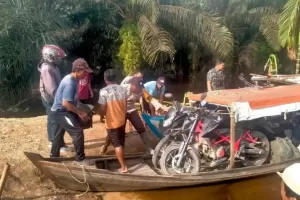 Turun ke Lokasi Banjir, Personel Polisi di Pelalawan Sampaikan Pesan Pemilu Damai