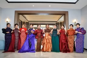 Padukan Budaya Indonesia China, Desainer Eni Joe Sulap Tenun Endek Jadi Gaun Cheongsam Mewah