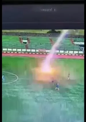 Detik-detik Pesepak Bola Tewas Tersambar Petir di Stadion Siliwangi