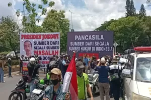 Bawa 2 Spanduk Raksasa, Ribuan Orang Bersiap Longmarch dari Flyover Senayan Menuju Gedung DPR