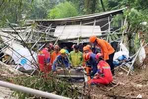 Longsor di Cisarua Bogor, 2 Korban Tertimbun Berhasil Dievakuasi dalam Kondisi Selamat