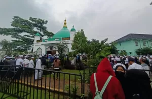 Pelayat Berdatangan ke Makam Habib Hasan di Masjid Nurul Musthofa Center Depok