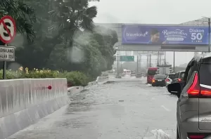 Ruas Tol Sedyatmo Banjir 10 Cm, Lalin Macet ke Arah Bandara Soetta dan Jakarta