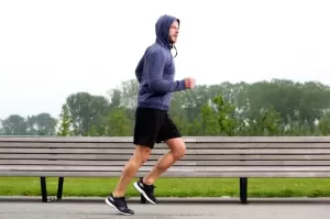 10 Outfit Jogging Pria yang Nyaman dan Tidak Gerah