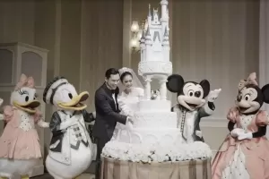 Viral Lagi! Momen Pernikahan Sandra Dewi dan Harvey Moeis di Disneyland, Habiskan Miliaran Rupiah