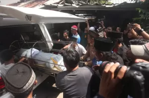Isak Tangis Iringi Kedatangan Jenazah Mahesya Korban Tewas Kecelakaan Bus SMK Lingga Kencana