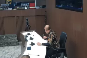 Pakai Batik Hitam, Ketua KPU Hasyim Asyari Hadiri Sidang Perdana Dugaan Asusila