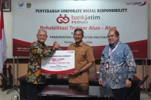 Bank Jatim Rehabilitasi dan Tata Trotoar Alun-alun Pacitan