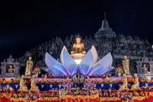 Tips Menerbangkan Lampion Waisak, Siap Hiasi Langit Candi Borobudur Malam Ini