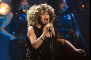 5 Artis Ini Jadi Tenaga Medis sebelum Terkenal, Tina Turner Nyanyi Sambil Kerja di RS