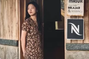 3 Potret Kim Go Eun Jalan-jalan di Garut, Asyik Nongkrong di Coffee Shop