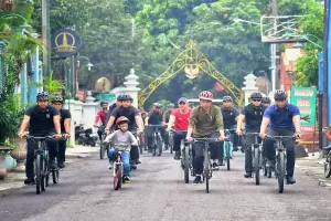 Libur Panjang, Jokowi Gowes Bersama Jan Ethes di Yogyakarta