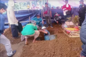 Makam Bocah Diduga Korban Malapraktik Puskesmas di Cianjur Dibongkar, Jasadnya Diatopsi
