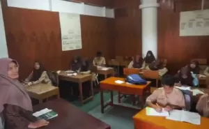 Imbas Sekolah Ambruk Diterjang Banjir Bandang, Siswa MTsN 7 Tanah Datar Belajar di Masjid