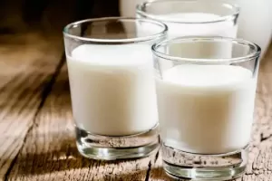 Benarkah Minum Susu Bikin Asam Lambung Naik?