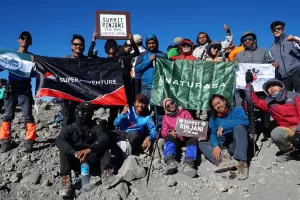 20 Anggota Mapala Surabaya Sukses Eksplorasi Gunung Rinjani dan Pulau Lombok