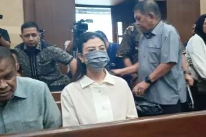 Hakim Cecar Anak SYL Indira Chunda Thita soal Pembelian Jaket Rp46 Juta