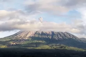 Gunung Semeru 26 Kali Meletus, Muntahkan Lava Pijar Sejauh 2.500 Meter
