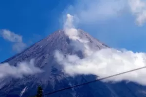 Gunung Semeru Mengamuk! Muntahkan Lava Pijar 28 Kali Sejauh 2.500 Meter