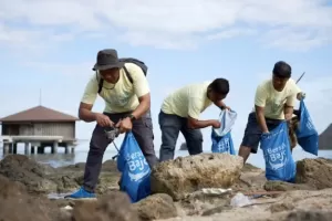 Hari Laut Sedunia, Aksi Bersih-Bersih Sampah Digelar di Pesisir Pantai Wae Rana