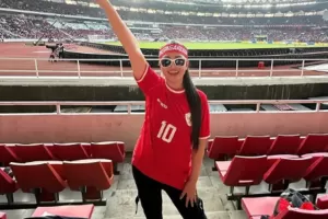 Jadi Penggemar Berat Timnas Sepakbola Indonesia, Fitri Carlina Prihatin Kelakuan Fans Bar-Bar