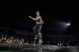 Aksi Nekat Pendukung Israel Ganggu Konser Coldplay di Athena, Berujung Jatuh dari Panggung hingga Tulang Rusuk Patah