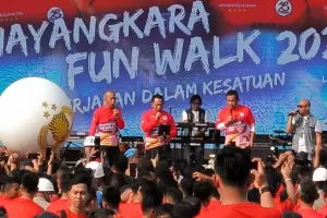 Momen Kapolri, Jamintel, dan KSAD Ambyar Bareng di Panggung Fun Walk HUT ke-78 Bhayangkara